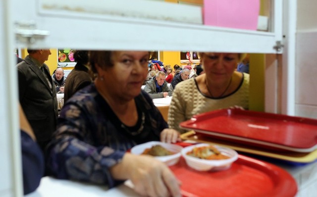 Po wspólnym zaśpiewaniu kolęd radni oraz pracownicy m.in. MOPS-u roznosili posiłki na stoły.