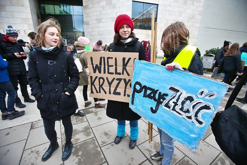 Młodzieżowy strajk klimatyczny w centrum Wrocławia. Uczniowie przeszli Świdnicką (ZDJĘCIA)