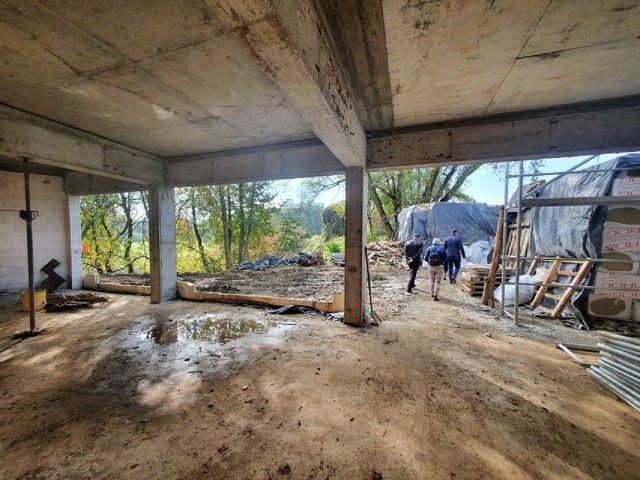 Budowa w Wieliczce nowej siedziby Pogotowia Ratunkowego została zawieszona. Zaprojektowano tam za niskie garaże dla karetek. W efekcie bardzo potrzeba inwestycja opóźni się co najmniej o pól roku