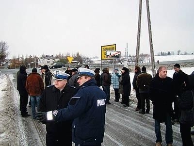 Od lewej: podinsp. Artur Kliszczyk i asp. Stefan Kwiecień. Z prawej rozmawia Michał Ceremuga Fot.: Zbigniew Wojtiuk