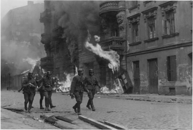 19 kwietnia 1943 roku rozpoczęło się powstanie w Getcie Warszawskim. Trwało do połowy maja.