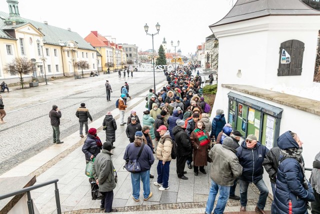 Barszcz, kapusta z grzybami, krokiety, śledzie, kutia, ale też makaron, ryż, konserwa, cukier czy olej - Fundacja Rodziny Czarneckich przygotowała 700 paczek z pożywieniem na Wigilię i Święta. Osoby potrzebujące takiej pomocy mogły odebrać ją w sobotę przy białostockiej katedrze.