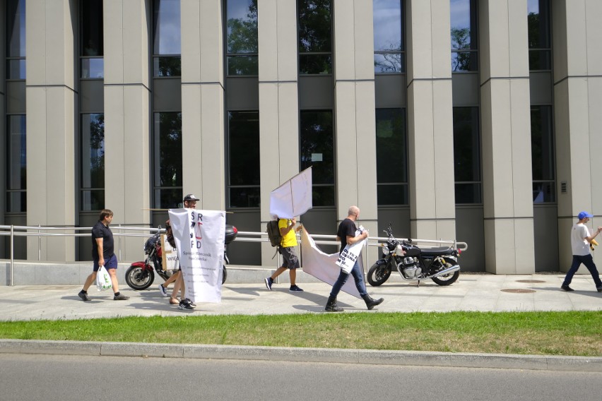 "Dzieci są półsierotami przez sędziów". Marsz przeciw przemocy nad dziećmi przeszedł ulicami Poznania