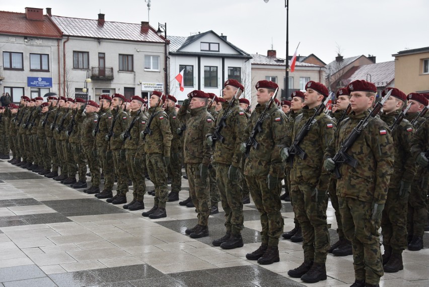 Przysięga żołnierzy dobrowolnej służby wojskowej na Rynku w Proszowicach