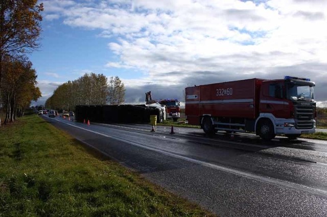 Wypadek tira w Starych Bielicach.