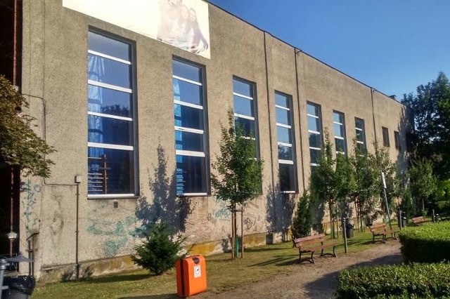 Po wojnie w budynku działało m.in. kino Związkowiec, a potem w obiekcie urządzono salę Zespołu Szkół Przemysłu Spożywczego.