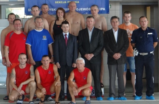 Uczestnicy zawodów pływackich pływackiej Świętokrzyskiej Grupy Wojewódzkiej IPA z włodarzami miasta Włoszczowa. 
