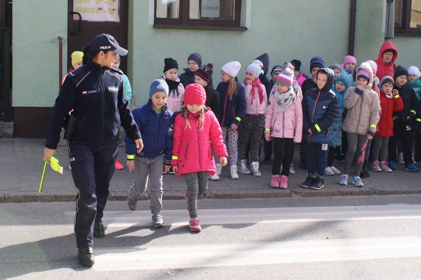 Policjanci z Radziejowa uczą dzieci, jak przechodzić po pasach