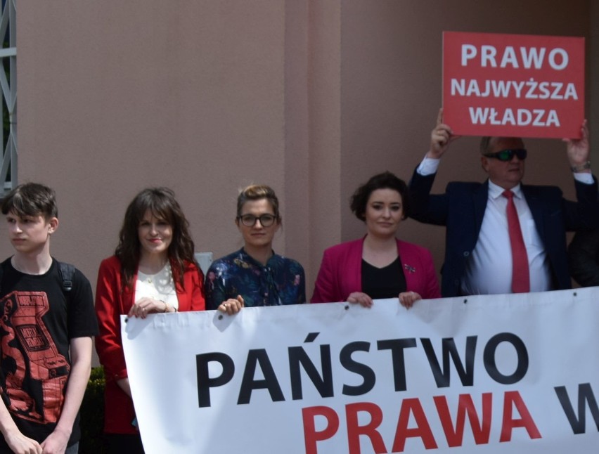 Ostrołęka. Protest sędziów przed Sądem Okręgowym. Sędziowie z Ostrołęki z mocnym wsparciem. 18.05.2021. Zdjęcia