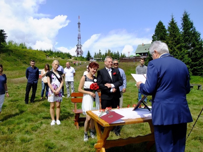 Ślub na Skrzycznem! [ZDJĘCIA] Pobrali się w Beskidach, bo lubią wędrówki górskie