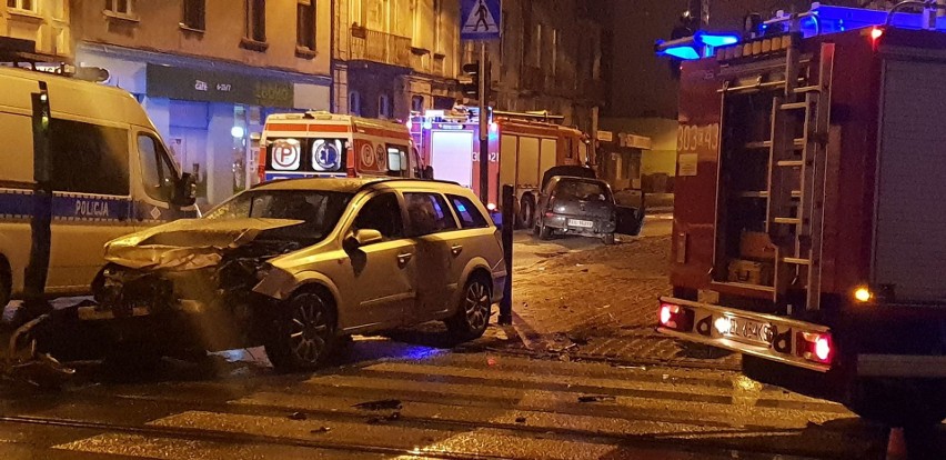 Nocny wypadek w centrum Łodzi. Trzy osoby ranne ZDJĘCIA