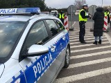 Inowrocławscy policjanci pomagają na granicy polsko-ukraińskiej