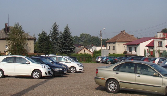 Na "dzikim" parkingu pod oknami mieszkańców ulic Długiej i Karoliny codziennie parkuje po kilkadziesiąt samochodów osobowych, ale pojawiają się także autobusy i samochody ciężarowe