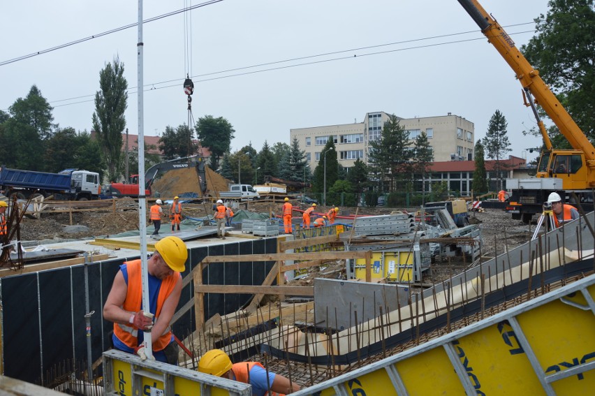 Skawina. Nad torami kolejowymi zburzono już kładkę dla pieszych. Teraz budowane jest przejście podziemne. Będą jeszcze dwa 