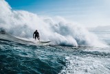 Surfing na Bałtyku: Gdzie i kiedy znaleźć idealne fale dla początkujących i zaawansowanych w Polsce?