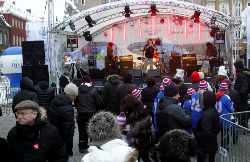 WOŚP 2013 - impreza na placu Orła Białego w Szczec