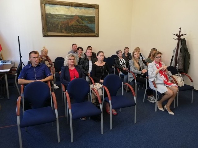 W Urzędzie Miasta w Wąbrzeźnie podpisano pierwsze porozumienia z przedsiębiorcami, którzy przystąpili do programu „Wąbrzeska Karta Seniora”