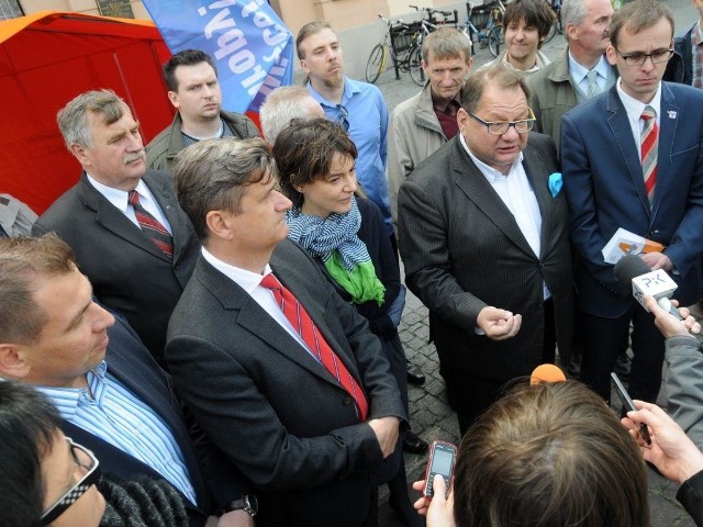 Do Torunia zjechali liderzy lewicowej koalicji. Ale skandal wywołali młodzi przedstawiciele TR