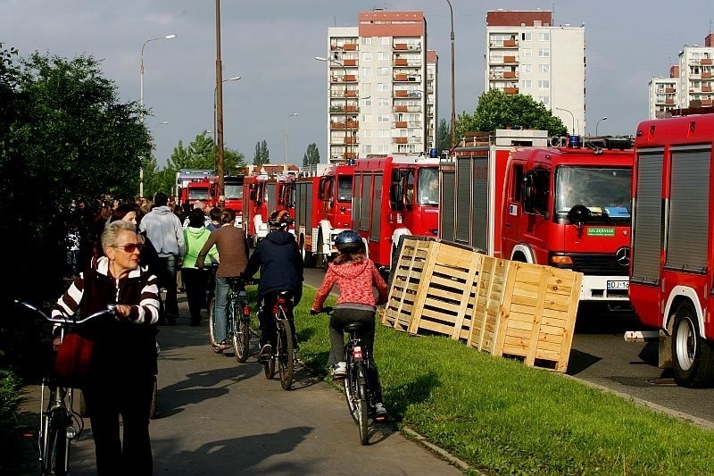 Ustawiali zapory na osiedlu Kozanów (ZDJĘCIA)