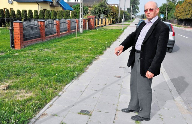 Krzysztof Bańkowski narzeka, że do posesji nie ma wjazdu, a jedynie obniżony chodnik