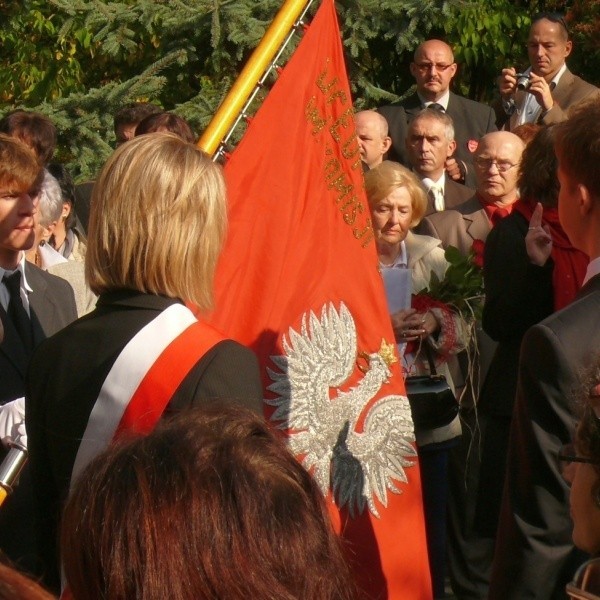 Ślubowanie uczniów pierwszych klas w obecności absolwentów liceum.