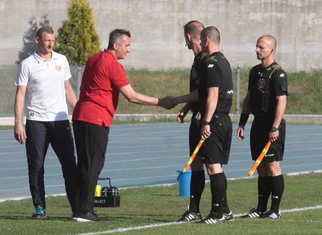 Dariusz Żuraw (pierwszy z lewej), szkoleniowiec Znicza Pruszków i Grzegorz Opaliński (drugi z lewej), trener Radomiaka Radom.