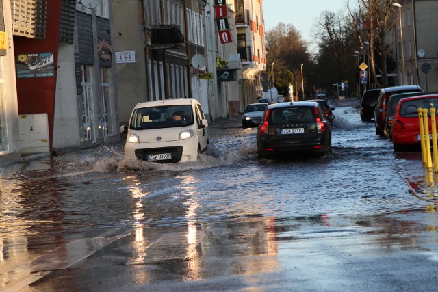 Zalane ulice w Świnoujściu to efekt cofki z Bałtyku.