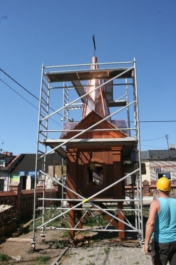 Ratowanie zabytków to proces długotrwały i kosztowny. Właśnie dlatego, że kosztowny, prace te są najczęściej rozłożone na lata. Tak jest na m.in. w klasztorze i kościele franciszkanów w Radziejowie.Ratowanie zabytków to proces długotrwały i kosztowny. Właśnie dlatego, że kosztowny, prace te są najczęściej rozłożone na lata. Tak jest na m.in. w klasztorze i kościele franciszkanów w Radziejowie. To duży obiekt, o wspaniałej przeszłości, pełen cennych artefaktów, które przez wieki ulegały niszczeniu. I od lat są ratowane. W tym roku w klasztorze o. franciszkanów przeprowadzono wiele prac remontowo-renowacyjnych. M.in. wstawiono nowe witraże, na świątyni położono nowy dach, odnowiono i wieżę kościelną. To wszystko z środków wojewódzkiego konserwatora zabytków i Urzędu Marszałkowskiego oraz darowizn wiernych. W poprzednich latach radziejowski kościół i l klasztor wspierany był też przez samorządy. - W planach na następny rok, gdy już spłacimy koszty tegorocznych remontów, planujemy odnowienie elewacji zewnętrznej przyklasztornego kościoła - mówi o. Mariusz Kapczyński, kustosz sanktuarium, gwardian zakonu i proboszcz parafii.