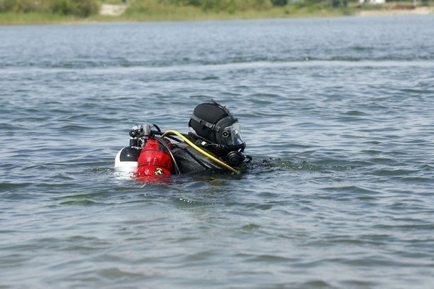 Strażacy i płetwonurkowie szukają w jeziorze Lubstowskim zaginionego mężczyzny