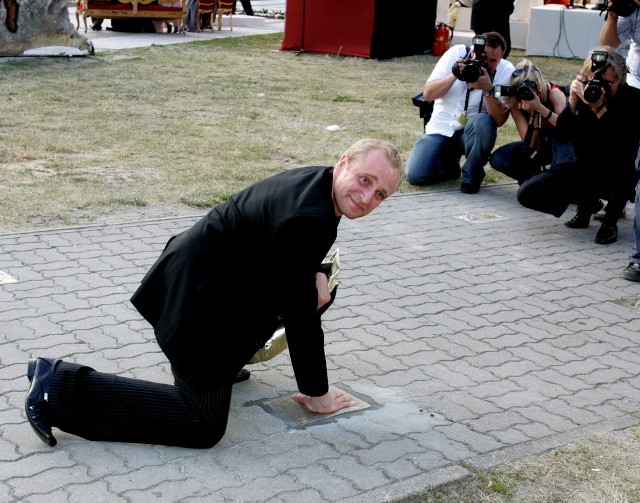 Od dziś do niedzieli na międzyzdrojskiej plaży, bądź na uliczkach miasteczka, można spotkać znanych i lubianych aktorów. Nie odmówią autografu czy chwilki rozmowy. Na zdjęciu Piotr Adamczyk w czasie jednej z poprzednich edycji.