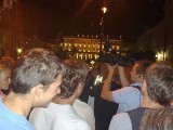 Pod Pałacem Prezydenckim zebrał się tłum. Rozpoczęła się "Akcja Krzyż" (relacja na bieżąco)