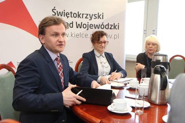 Od lewej: wiceminister Bartosz Marczuk, wojewoda Agata Wojtyszek od dyrektor Anna Gromska