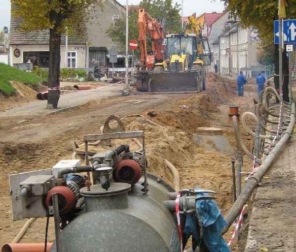 Trwa jeszcze przebudowa ul. Żeromskiego w Sulęcinie, inwestycji możliwej dzięki dotacji z programu ,,schetynowek’’ (fot. Stefan Cieśla)