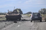 Pokonani żołnierze Putina uciekają do Rosji skradzionymi autami, które wypełnili łupami