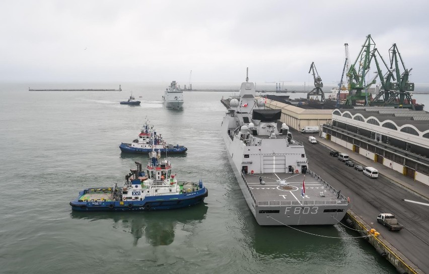 Dwie fregaty - holenderska i duńska - uzupełniają zapasy.