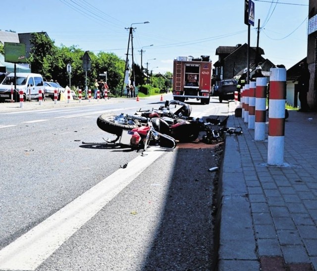 Motocykl uderzył w ciężarówkę jadącą od strony Krakowa. Odbił się i przewrócił. Kierowca jest w bardzo ciężkim stanie