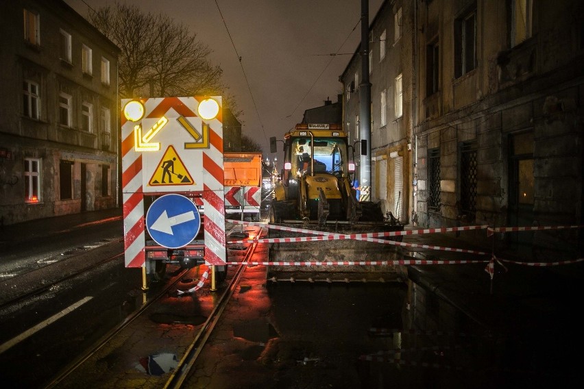 Usuwanie awarii wodociągowej na Wojska Polskiego. Tramwaje zmienią swoje trasy [ZDJĘCIA]