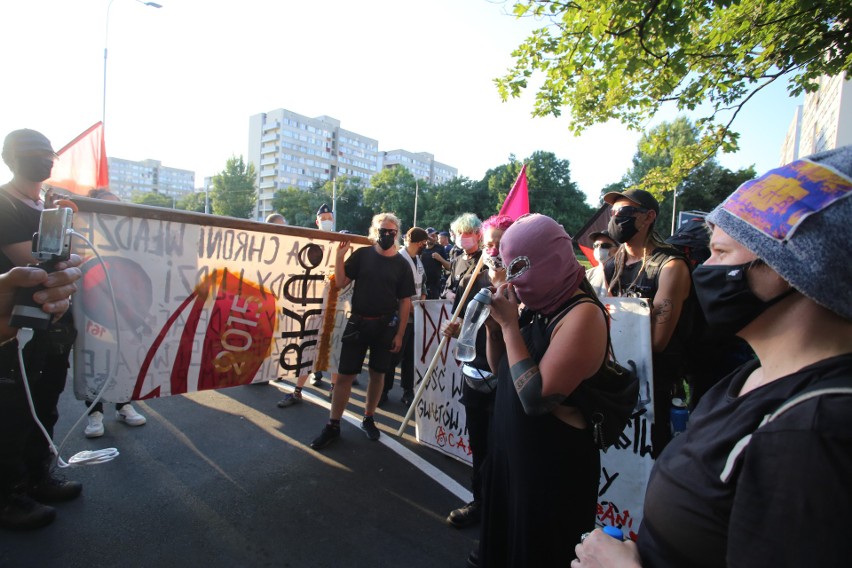 Protestujący stanęli 9 sierpnia z transparentami na pl....