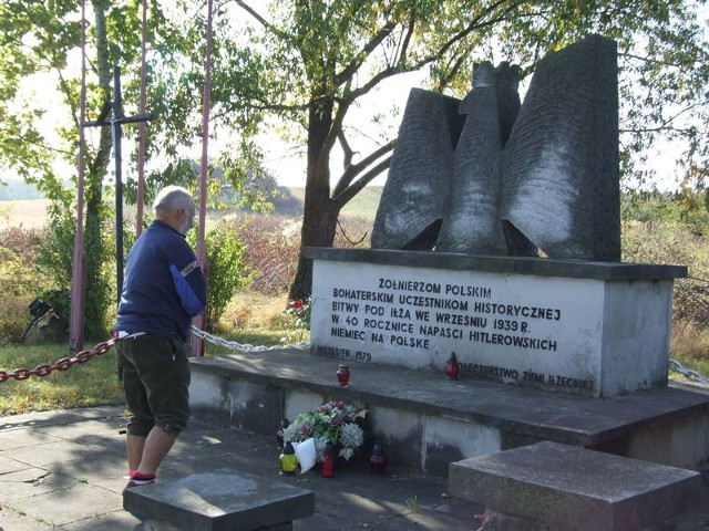 Hołd polskim żołnierzom złożył między innymi najstarszy uczestnik rowerowego rajdu Marian Figura.