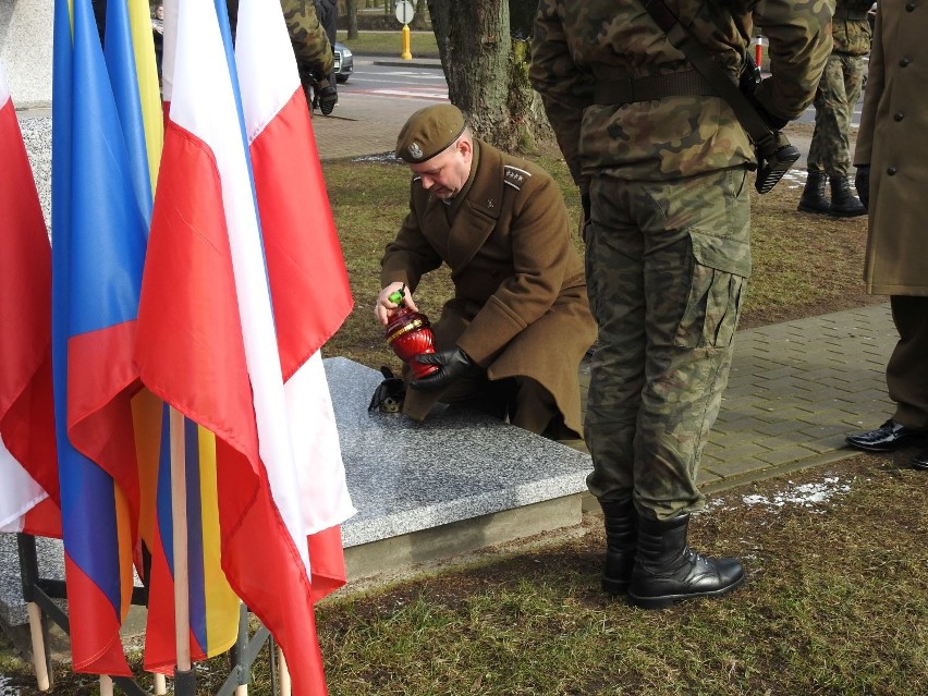 Łomża. 76. rocznica utworzenia Armii Krajowej. Uroczystości odbyły się pod pomnikiem AK (zdjęcia, wideo)