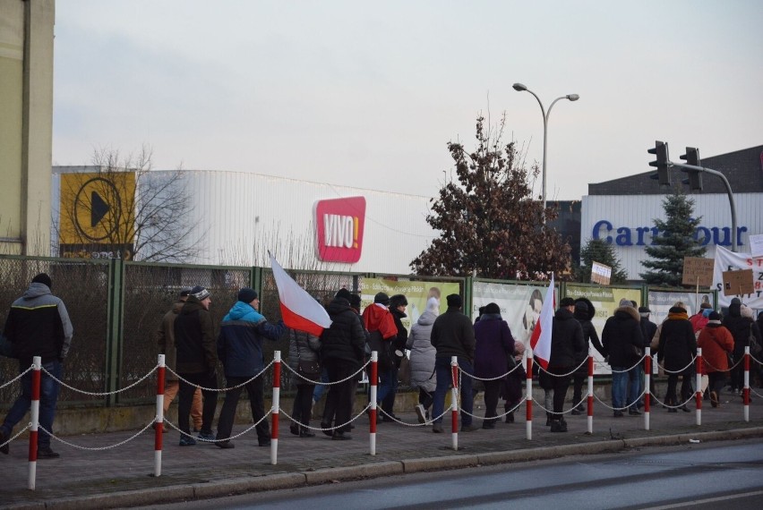 Kilkadziesiąt osób zgromadziło się na Placu Staszica w Pile,...