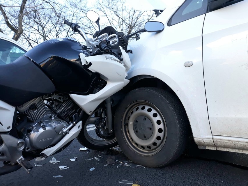 Wypadek motocykla i samochodu przy Pasażu Zielińskiego (ZDJĘCIA)