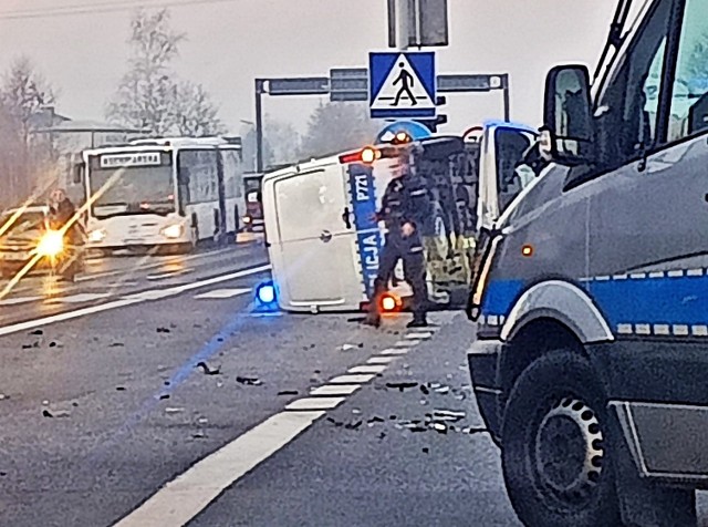 Radiowóz przewrócił się po zderzeniu w Poczesnej. Są ranni