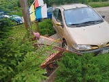 Pijany kierowca z Kcyni zatrzymał się dopiero na ogrodzeniu przydrożnego krzyża [zdjęcia]