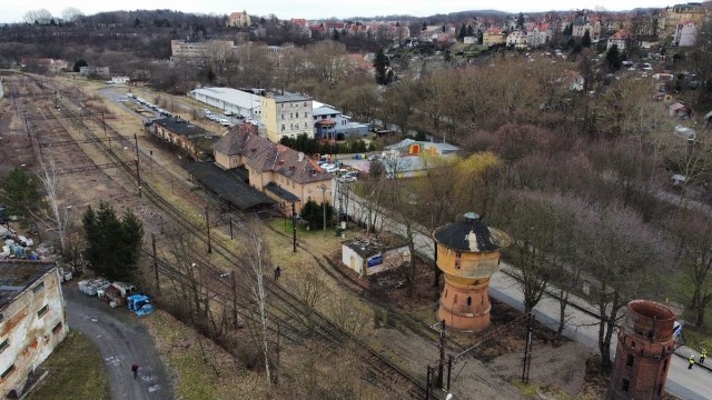 Inwestycje kolejowe na Dolnym Śląsku obejmą łącznie 60 kilometrów torów. Ich wartość to 800 milionów złotych. We wtorek w Złotoryi podpisano ważne umowy z udziałem samorządowców oraz Marszałek Sejmu Rzeczypospolitej Polskiej Elżbiety Witek.