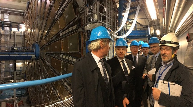 Delegacja PK w CERN. Drugi od prawej - rektor PK prof. Jan Kazior, następnie dr inż. Ryszard Kantor (WM PK); od lewej: dr Tadeusz Kurtyka (CERN) oraz dziekan WM PK prof. Jerzy Sładek