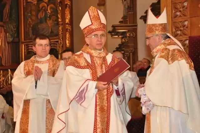 Arcybiskup Wacław Depo (z lewej) otrzymał pismo z nominacją papieża Benedykta XVI od arcybiskupa Celestino Migliore.
