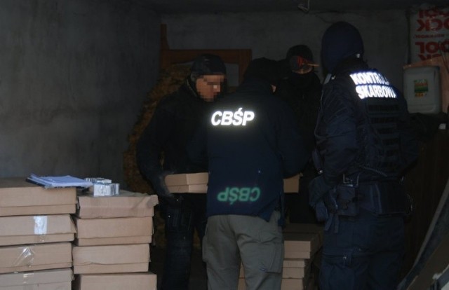 Funkcjonariusze CBŚP ze Słupska wraz z funkcjonariuszami SG wkroczyli na jedną z posesji w powiecie bytowskim. W hali magazynowej policjanci ujawnili profesjonalną linię do krojenia tytoniu.