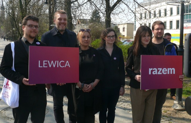 Adrian Zandberg (drugi z lewej) w towarzystwie kandydatów, którzy będą zabiegali o głosy wyborców w regionie radomskim.