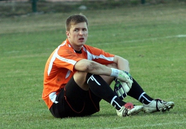 Bramkarz Siarki Łukasz Ćwiczak i jego koledzy z drużyny, znów przeżyli trudne chwile.